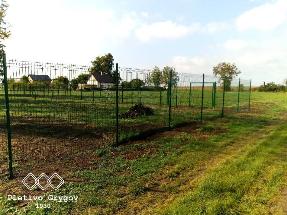 Plot z 3D panelů na zahradě kolem rodinného domu