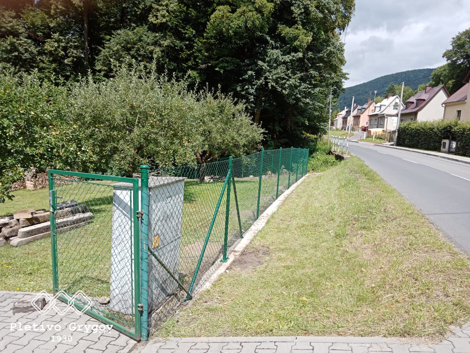 Plot z klasického pletiva kolem rodinného domu