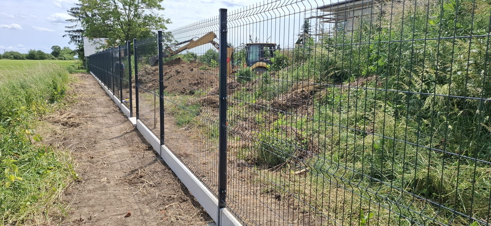 Plot z 3D panelů kolem zahrady u rodinného domu