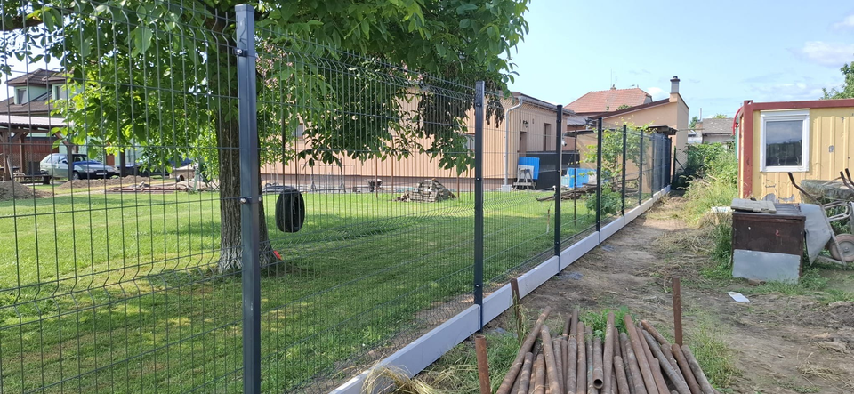 Detail realizace plotu z 3D panelů
