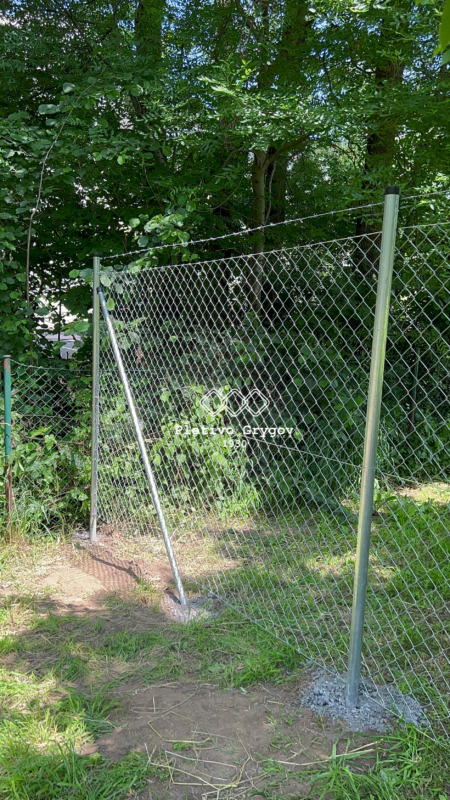 Plot z běžného pletiva kolem zahrady na soukromém pozemku