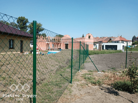 Plot z běžného pletiva u rodinného domu