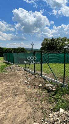 Kompletní oplocení z klasického pletiva kolem rodinného domu