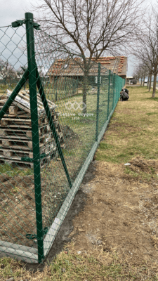 Plot z běžného pletiva kolem zahrady na soukromém pozemku