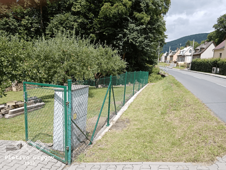 Plot z klasického pletiva kolem rodinného domu