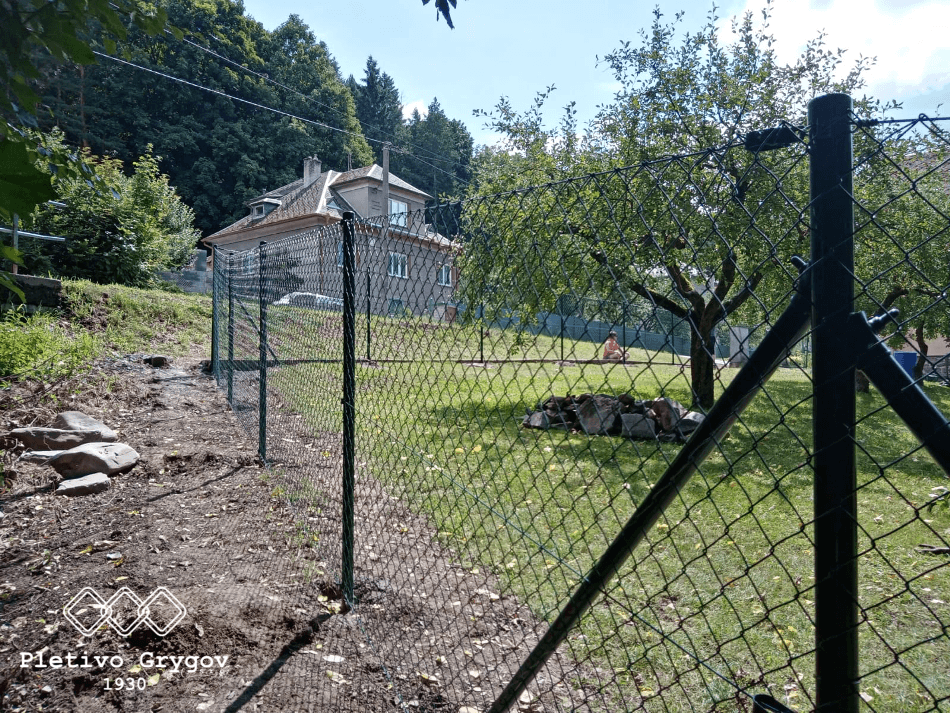 Plot z klasického pletiva na zahradě u rodinného domu