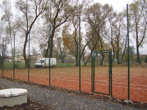 Oplocení z klasického pletiva kolem sportoviště