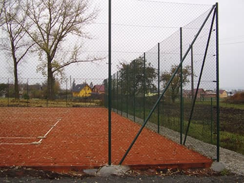 Oplocení z klasického pletiva kolem sportoviště