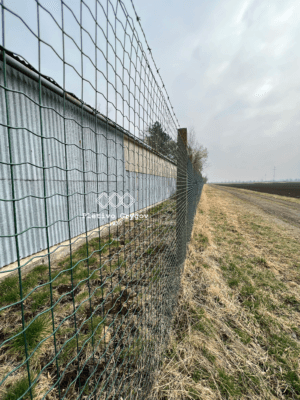 Plot z klasického pletiva kolem průmyslového objektu