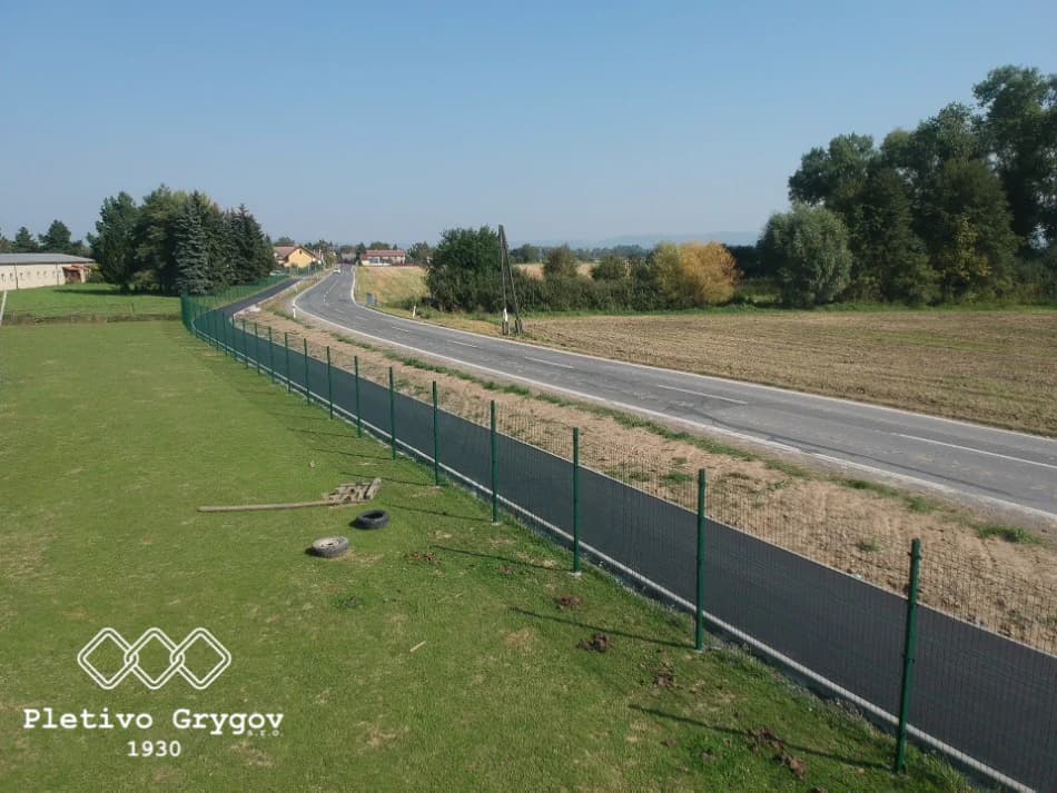 Oplocení z 3D panelů podél cyklostezky