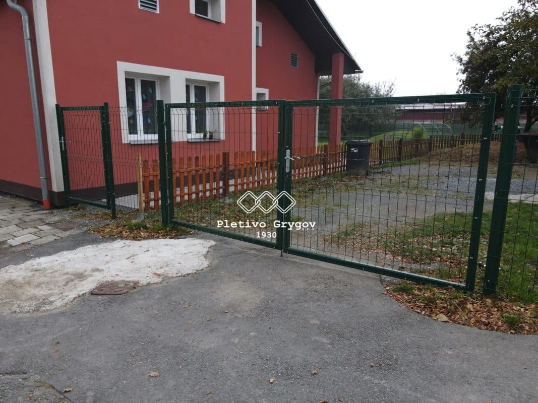 Zelená vstupní brána s plotem z 3D panelů na zahradu u rodinného domu