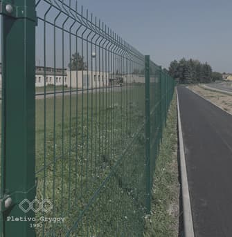 Plot z 3D panelů u průmyslového objektu