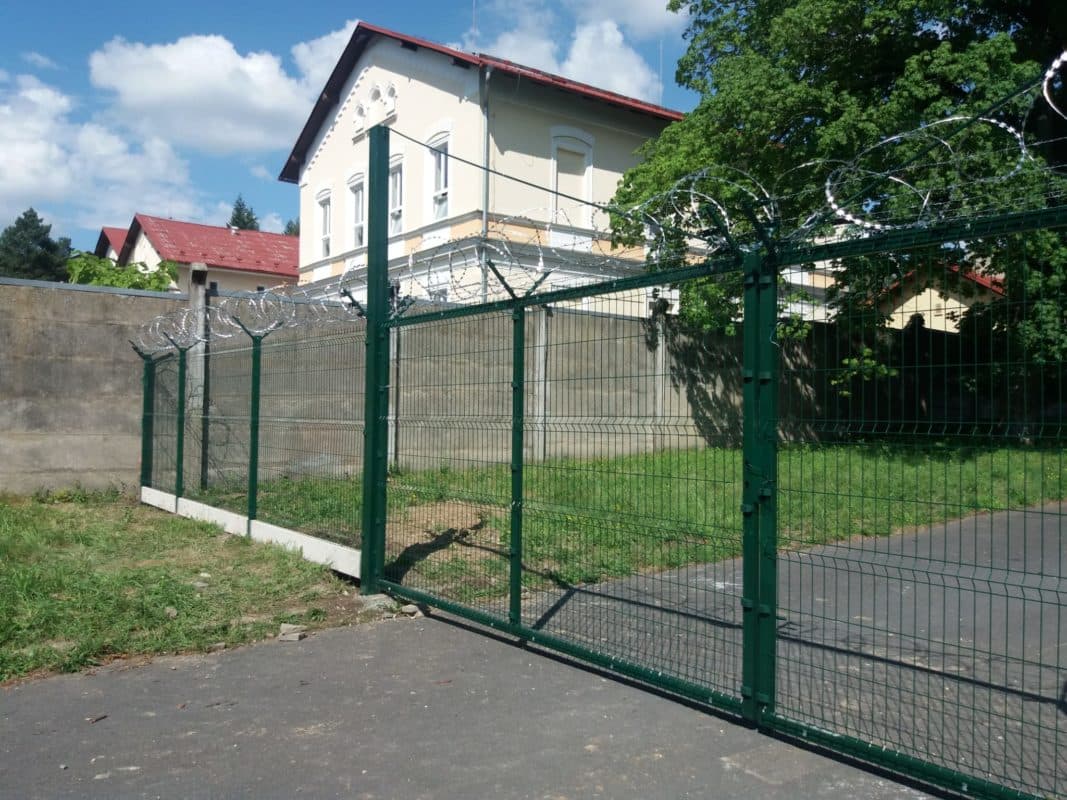 Plot z 3D panelů s ostnatým drátem u firemního objektu