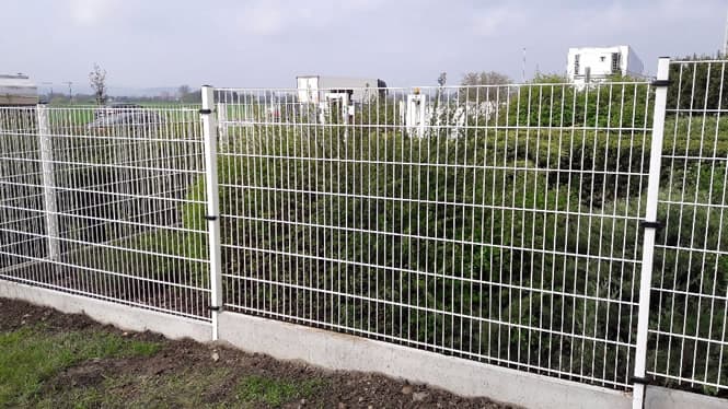Oplocení z 3D panelů s podhrabovými deskami na zahradě u rodinného domu