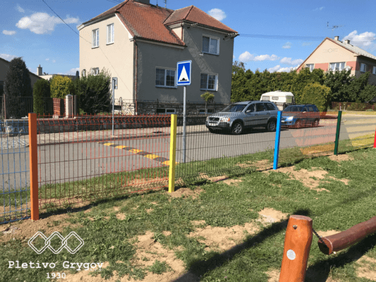 Oplocení z barevných 3D panelů okolo hřiště školky