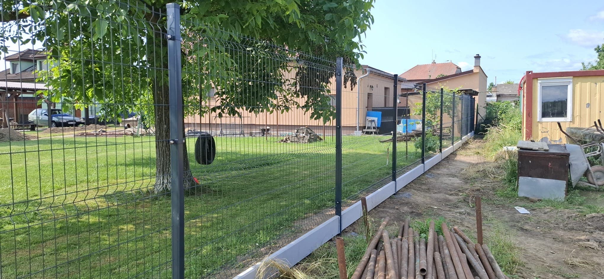 Plot z 3D panelů kolem zahrady u rodinného domu