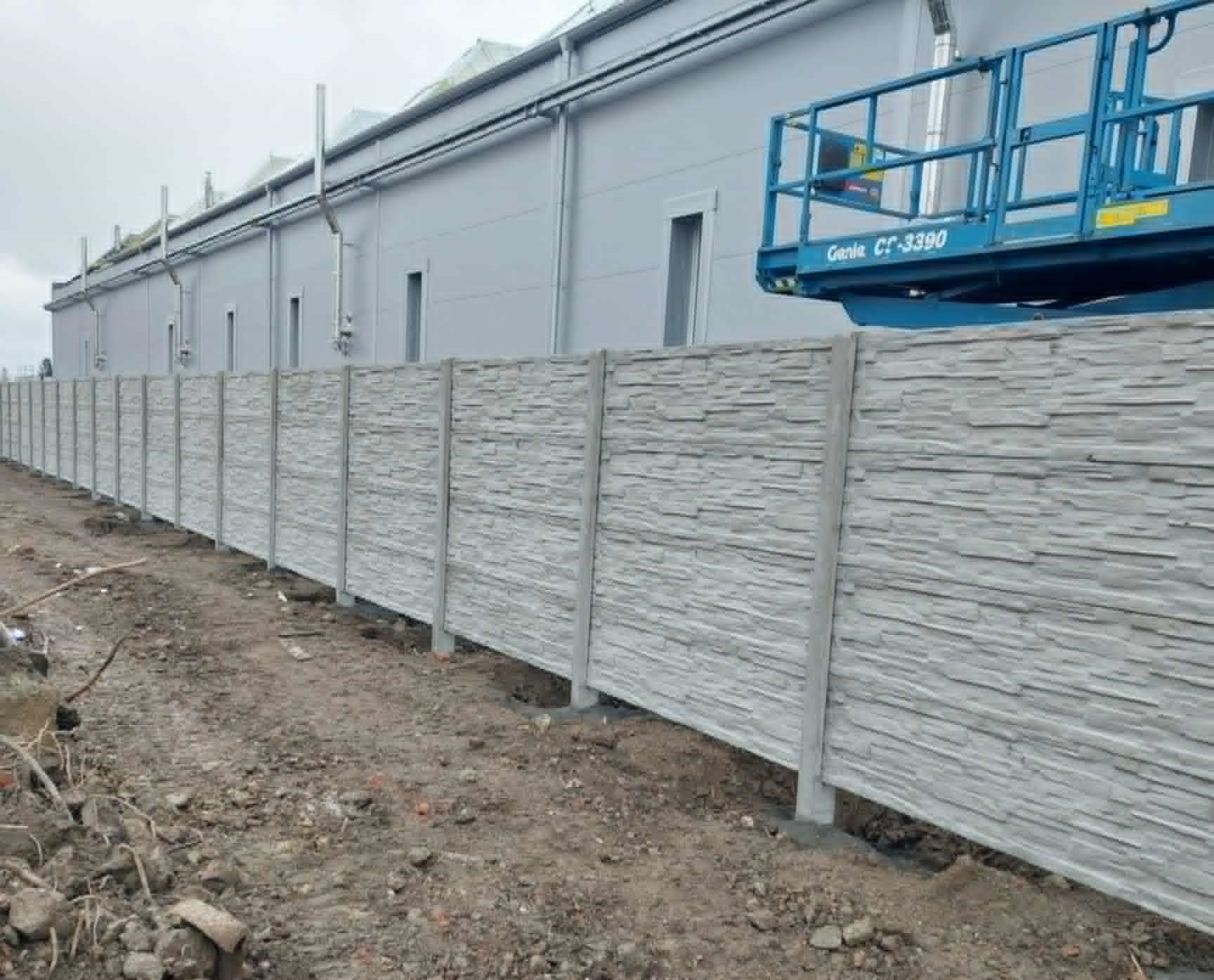 Betonový plot u průmyslové oblasti