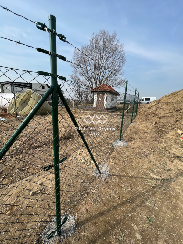 Oplocení z pletiva s ostnatým drátem v průmyslové oblasti