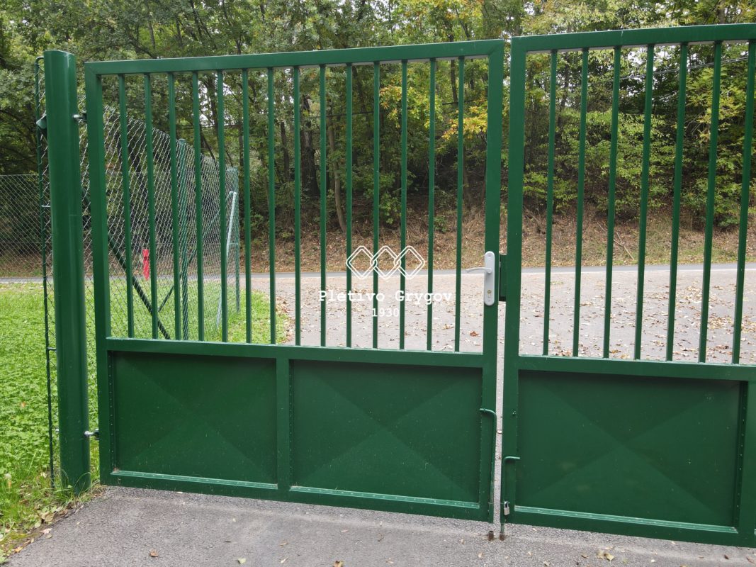 Zelená branka k plotu z pletiva u firemního objektu