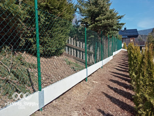 Plot z pletiva s podhrabovými deskami v chatové oblasti