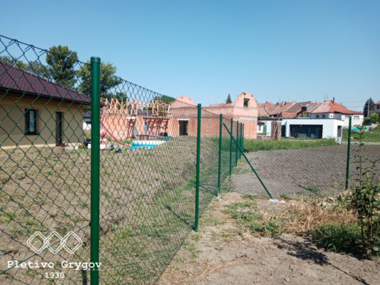Plot z běžného pletiva u rodinného domu