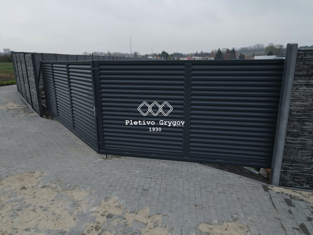 Brána kolem objektu v průmyslové oblasti