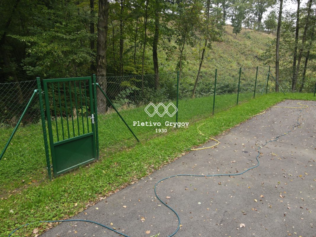 Plot z běžného pletiva