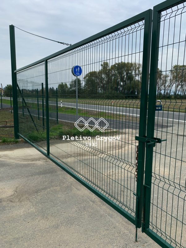 Velká vstupní brána do firemního objektu