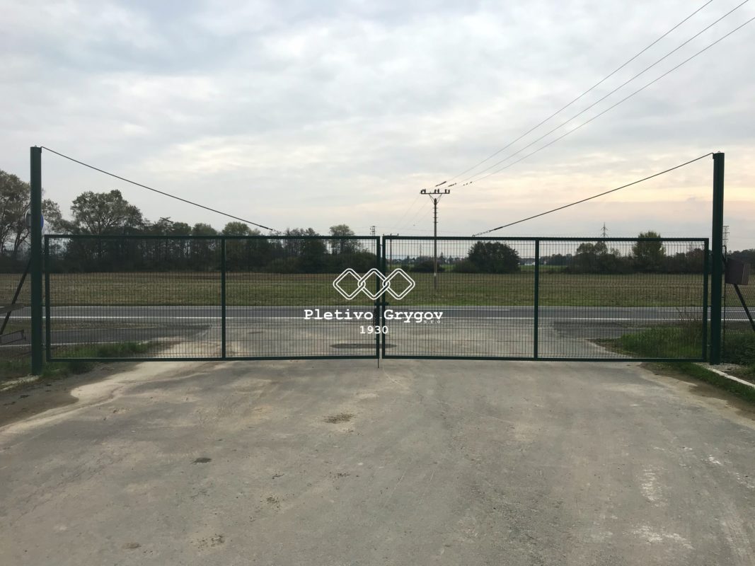 Velká vstupní brána do firemního objektu