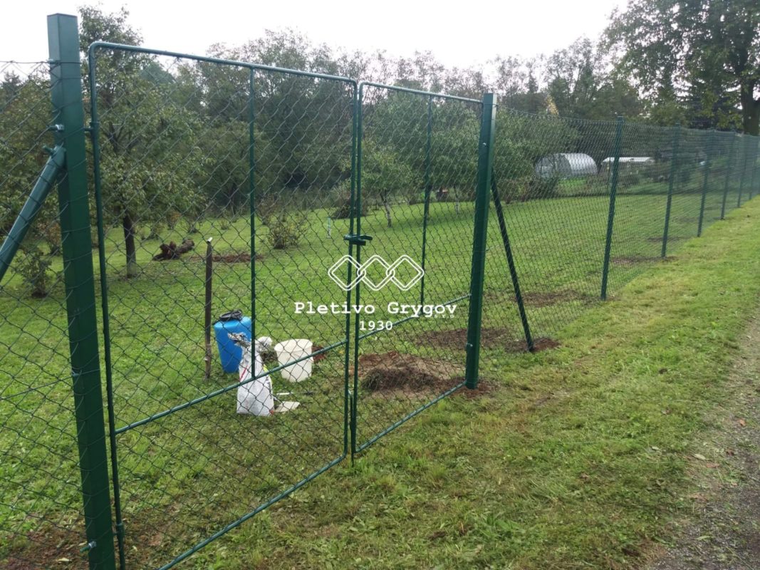 Oplocení z běžného pletiva kolem zahrady