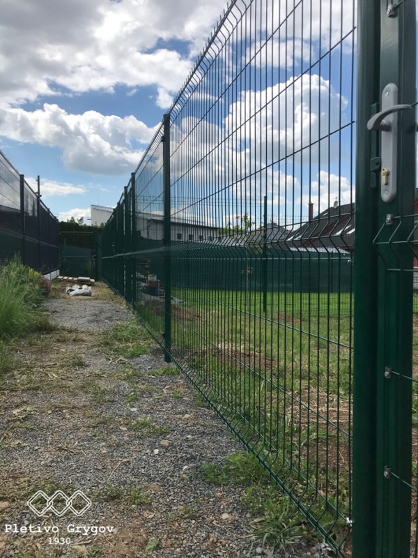 Plot z 3D panelů na zahradě kolem rodinného domu