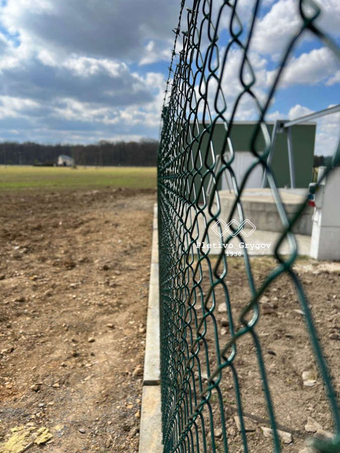 Oplocení z pletiva v průmyslové oblasti