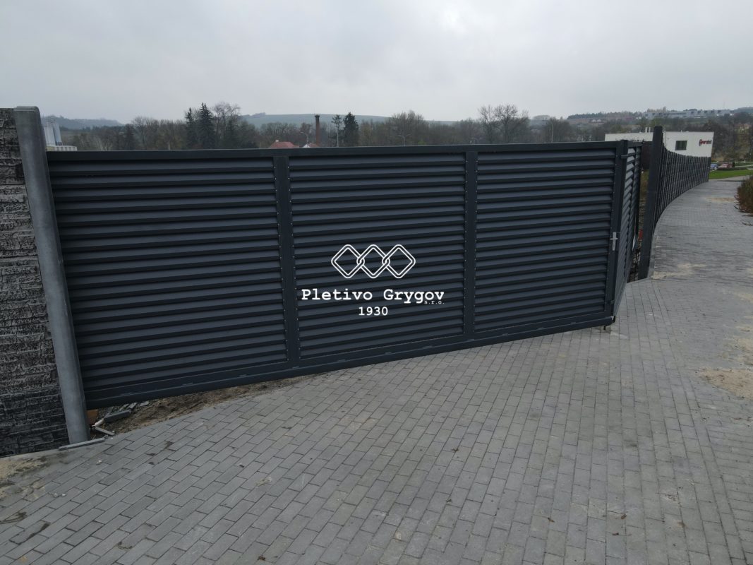 Brána kolem objektu v průmyslové oblasti