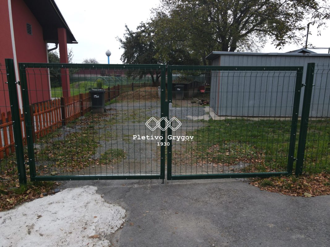 Zelená vstupní brána s plotem z 3D panelů na zahradu u rodinného domu