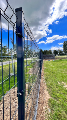 Plot z 3D panelů u průmyslového objektu