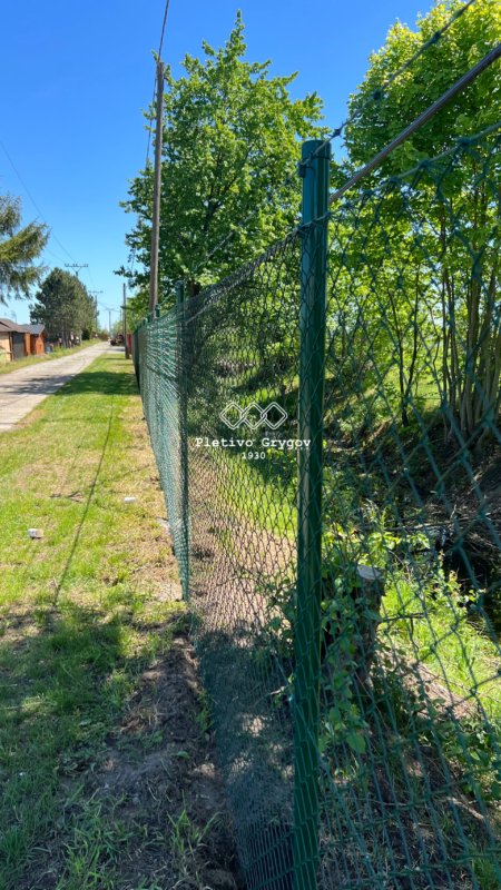 Oplocení z klasikého pletiva s ostanatým drátem