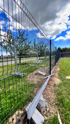 Plot z 3D panelů u průmyslového objektu