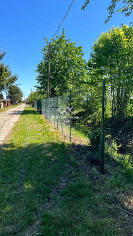 Oplocení z klasikého pletiva s ostanatým drátem