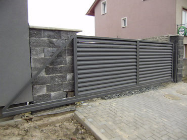 Velká vstupní brána do soukromého pozemku