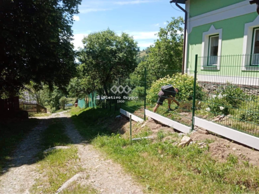 Plot z 3D panelů s podhrabovými deskami u domu