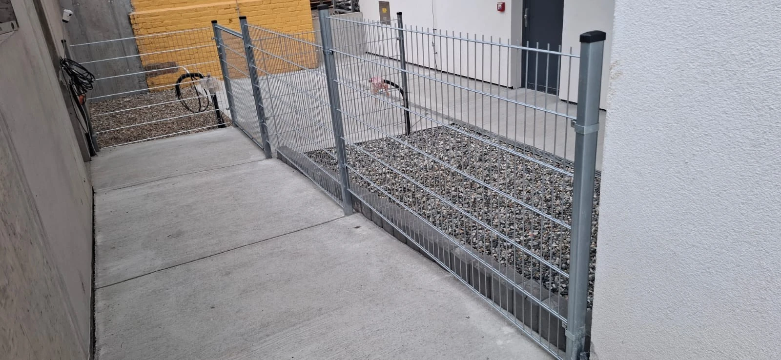 Vstupní branka u rodinného domu