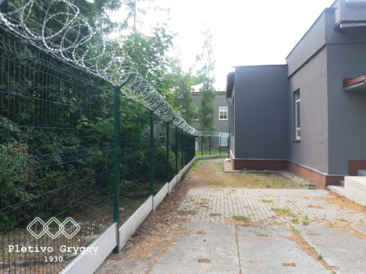 Plot z 3D panelů s ostnatým drátem u firemního pozemku