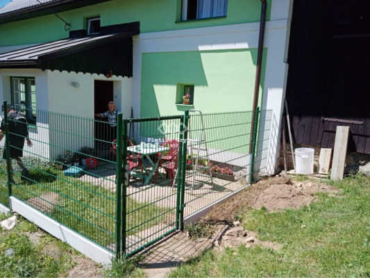 Plot z 3D panelů s podhrabovými deskami u domu