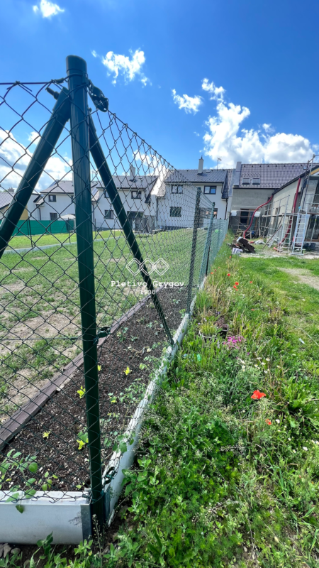 Plot z klasického pletiva kolem rodinného domu