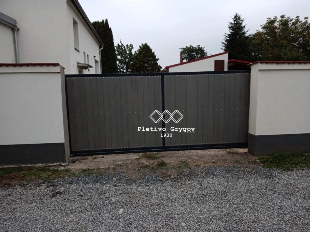 Větší šedá brána pro vstup do soukromého objektu