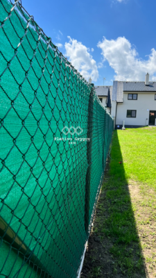 Plot z klasického pletiva kolem rodinného domu