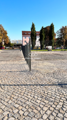 Plot z 3D panelů u průmyslového objektu