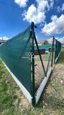 Plot z klasického pletiva kolem rodinného domu