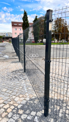 Plot z 3D panelů u průmyslového objektu