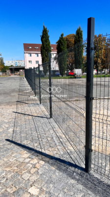 Plot z 3D panelů u průmyslového objektu